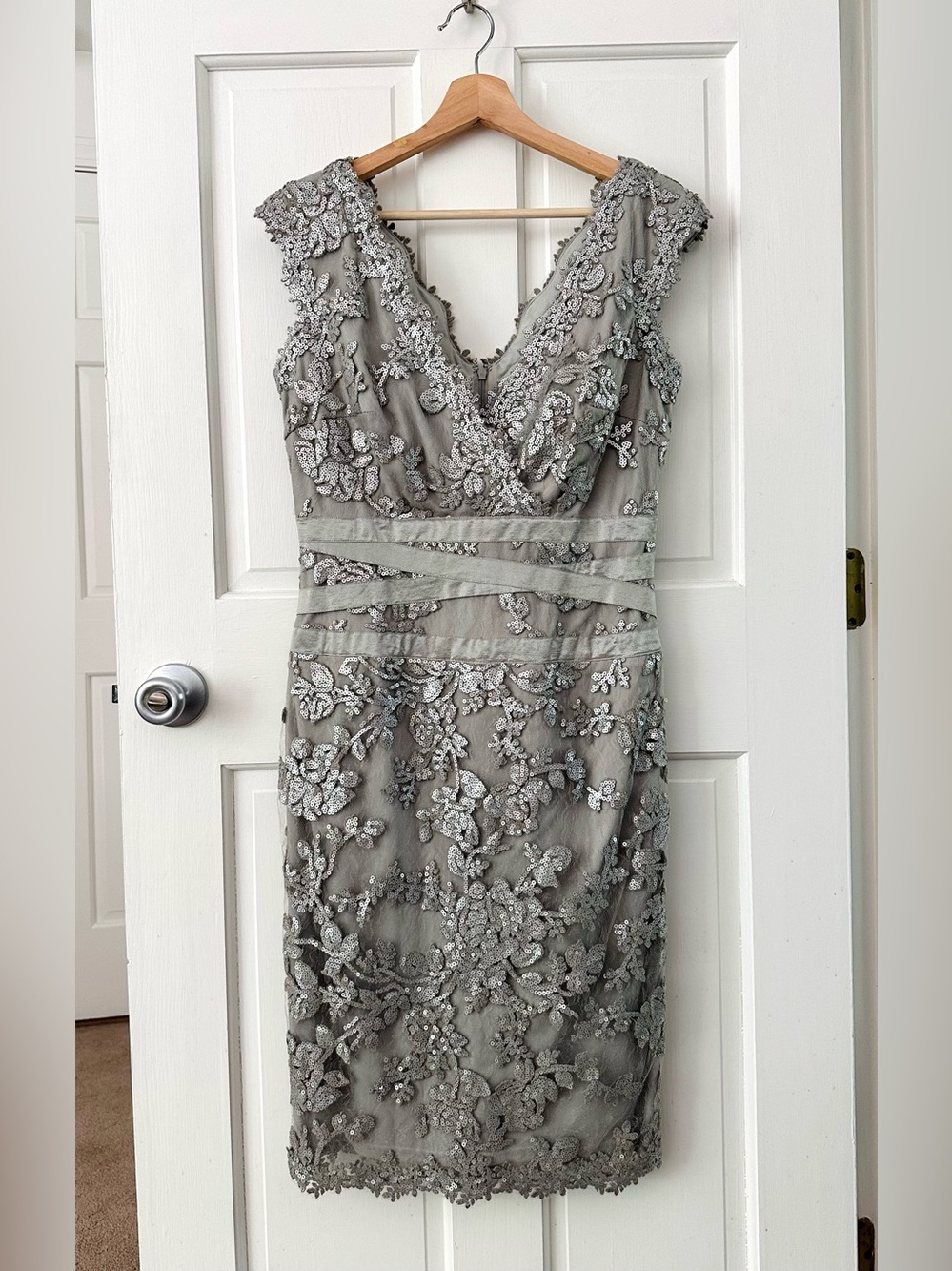 Tadashi Shoji Paillette Sequin Lace Banded Cocktail Sheath Dress Silver Size 6 - Picture 2 of 13